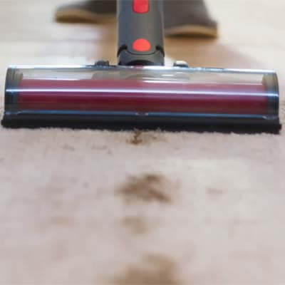 Roborock H6 limpiando alfombra